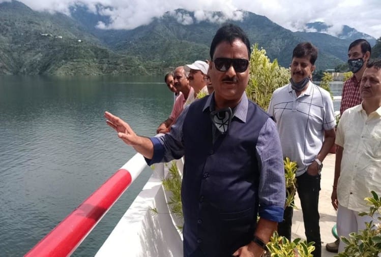 टिहरी झील का जायजा लेने पहुंचे अधिकारी