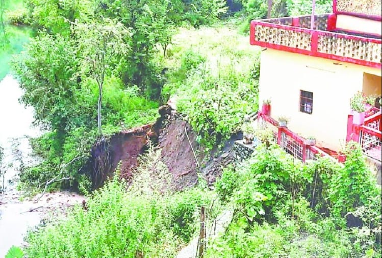 टिहरी झील का जलस्तर बढ़ने से खतरे में आए घर