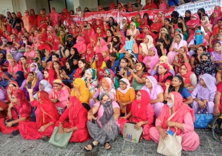 पलवल में प्रदर्शन करती आशा वर्कर