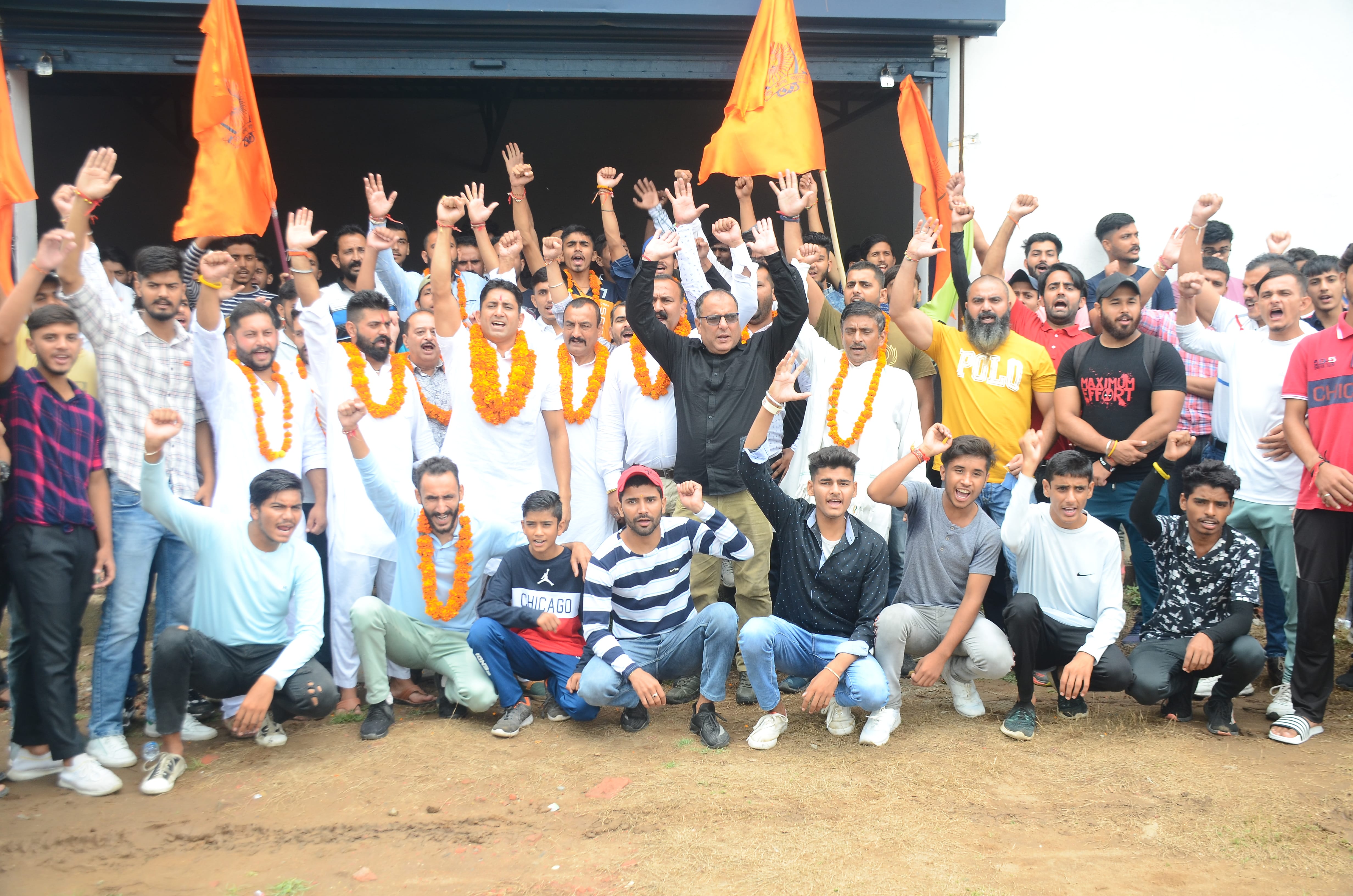 महाराजा हरि सिंह की जयंती पर जयघोष करते महाराजा हरि सिंह क्वार्डिनेशन कमेटी के सदस्य, संवाद। महाराजा हरि सिंह की जयंती पर जयघोष करते महाराजा हरि सिंह क्वार्डिनेशन कमेटी के सदस्य, संवाद।