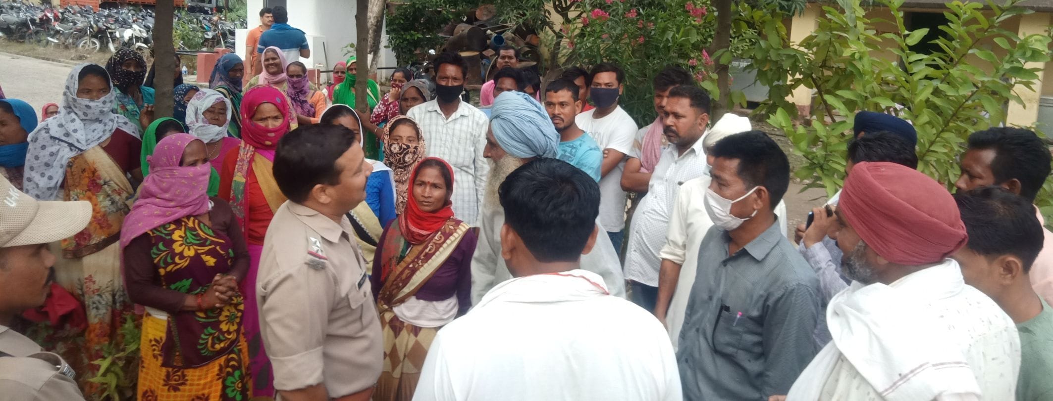 नानकमत्ता में थानाध्यक्ष का घेराव करते ग्राम ध्यानपुर के ग्रामीण।