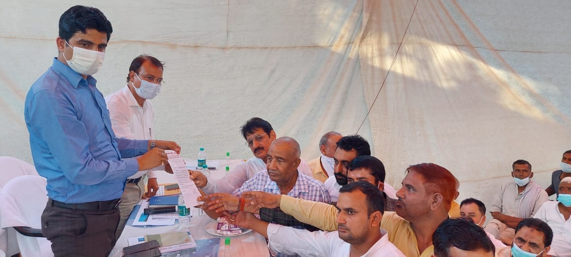 ज्ञापन देते क्षेत्र के गणमान्य व्यक्ति। ज्ञापन देते क्षेत्र के गणमान्य व्यक्ति।