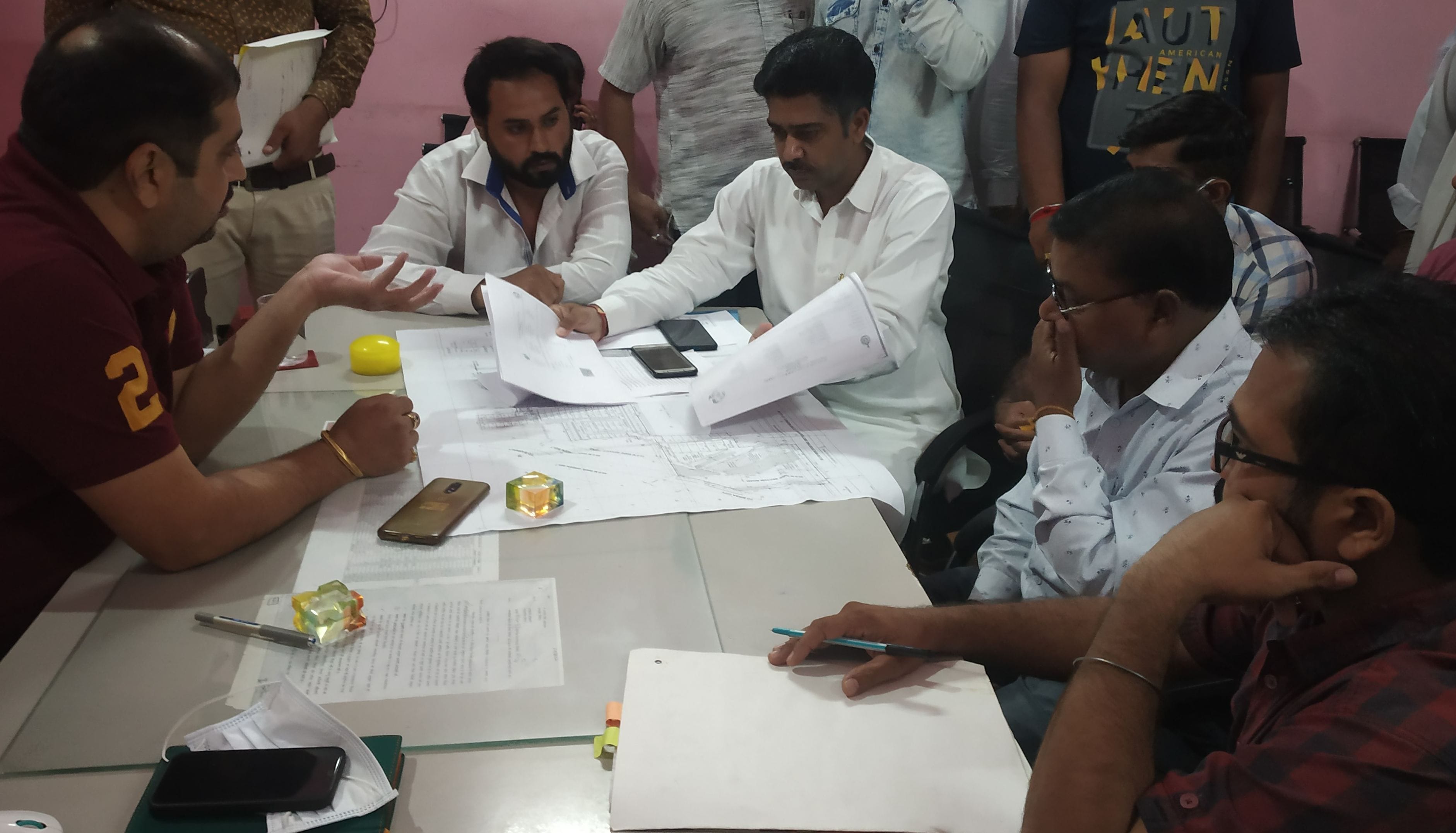 नगर परिषद के कार्यकारी अभियंता को समस्या बताते भाजपा जिलाध्यक्ष आदित्या देवीलाल चौटाला