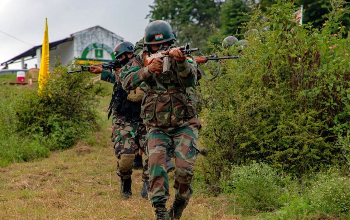 युद्धाभ्यास के दौरान आतंकवादियों को निशाना बनाते सेना के जवान। युद्धाभ्यास के दौरान आतंकवादियों को निशाना बनाते सेना के जवान।