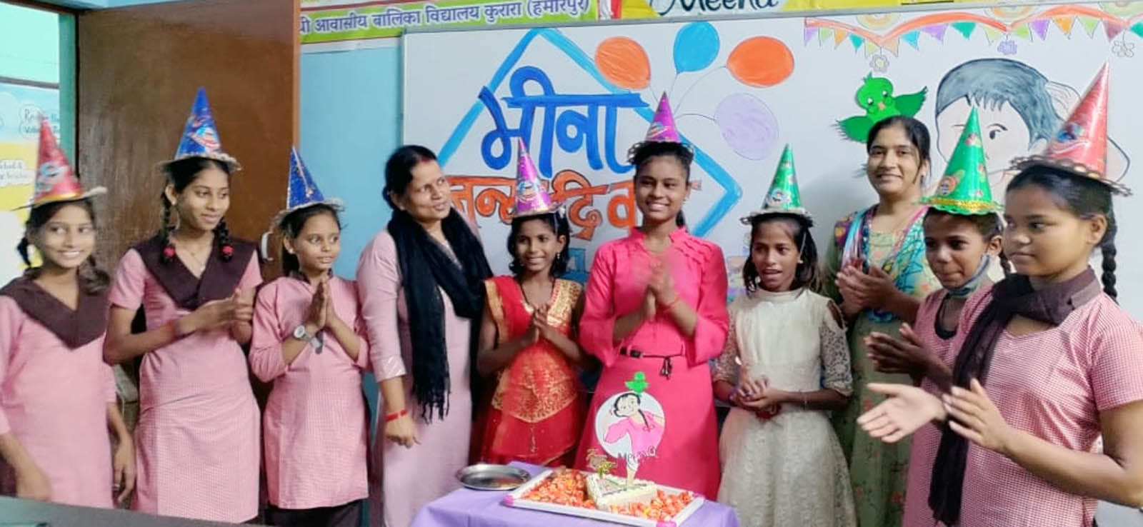 कुरारा कस्बे के कस्तुरबा विधालय में केंक काटते मीना का जन्मदिन मनातें बच्चे।