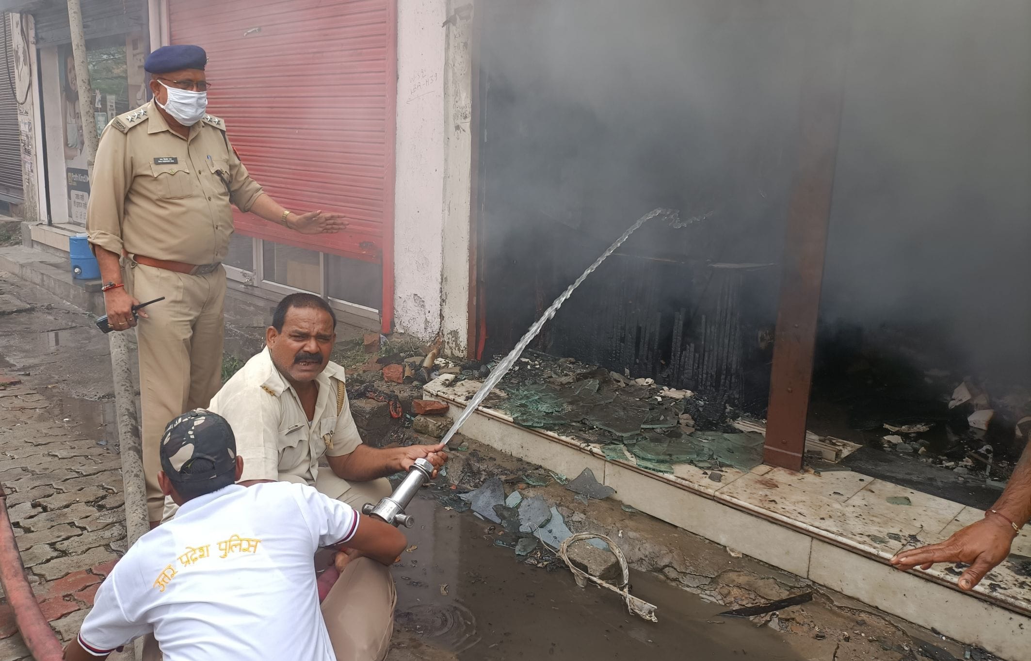 रिकाबगंज स्थित दुकान में लगी आग को बुझाते फायर ब्रिगेड के कर्मी, मौके पर मौजूद मुख्यअग्निशमन अधि?