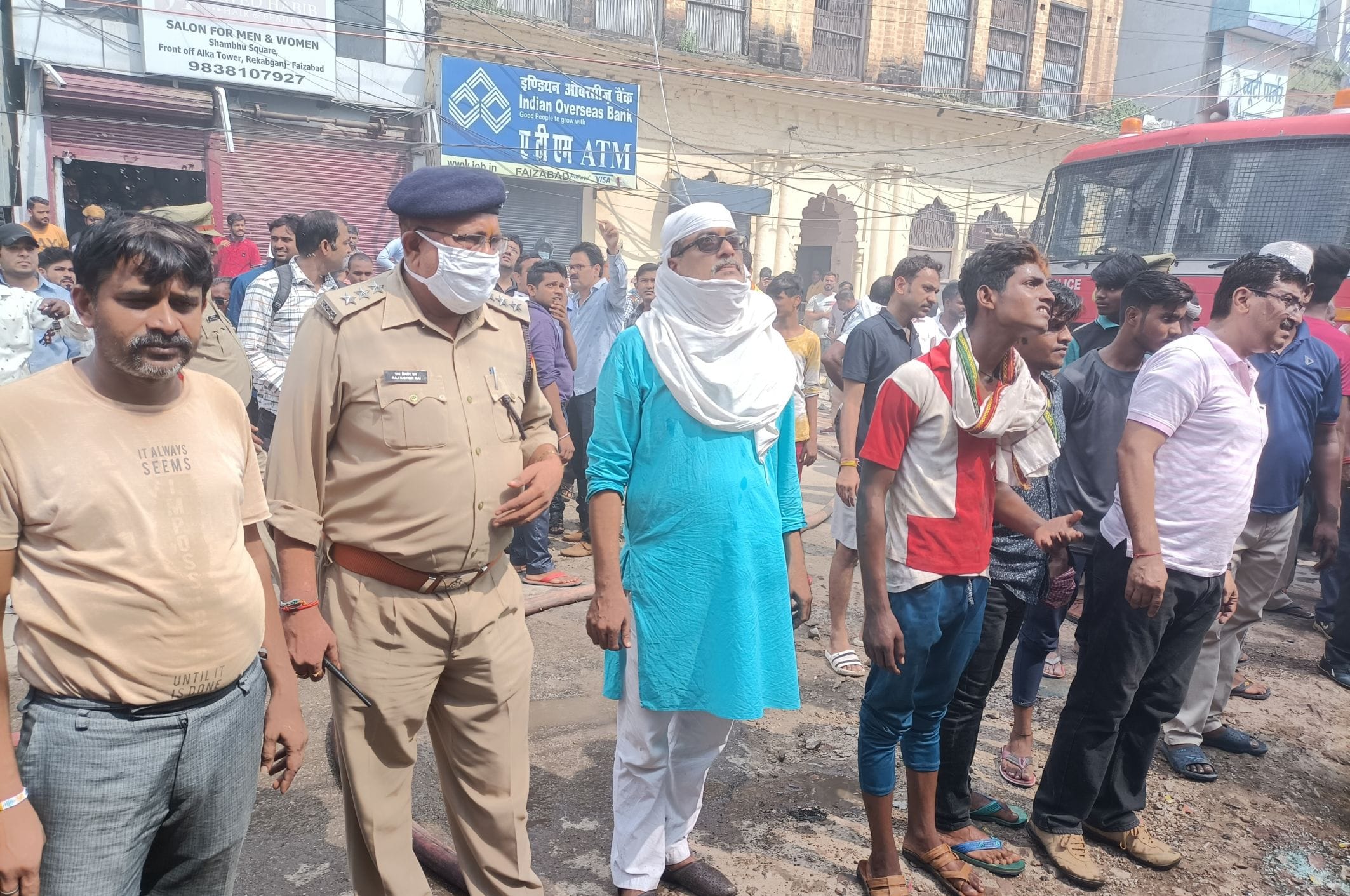 रिकाबगंज स्थित दुकान में लगी आग को बुझाते फायर ब्रिगेड के कर्मी, मौके पर मौजूद मुख्यअग्निशमन अधि?