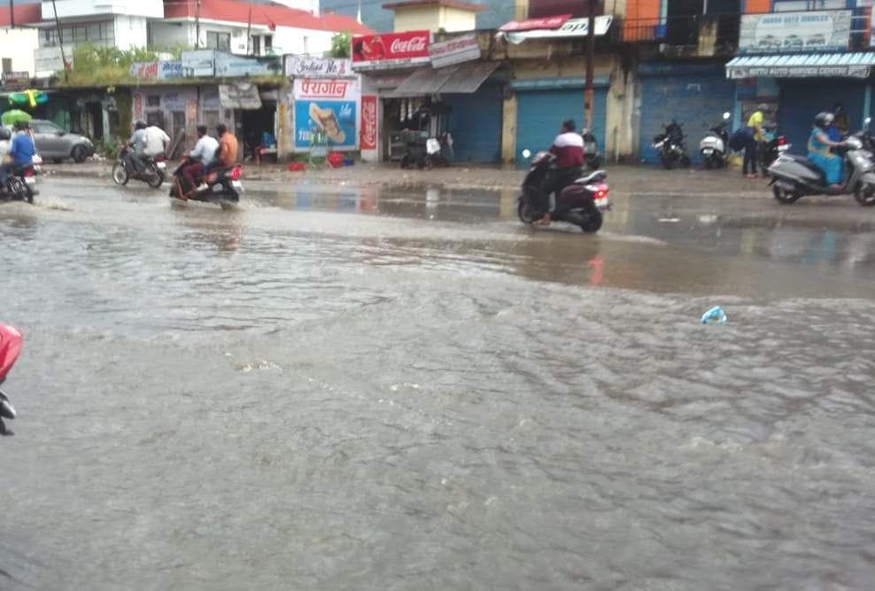 हरिद्वार रोड पुरानी चुंगी पर झमाझम बारिश से पानी से लबालब हुई सड़क। हरिद्वार रोड पुरानी चुंगी पर झमाझम बारिश से पानी से लबालब हुई सड़क।