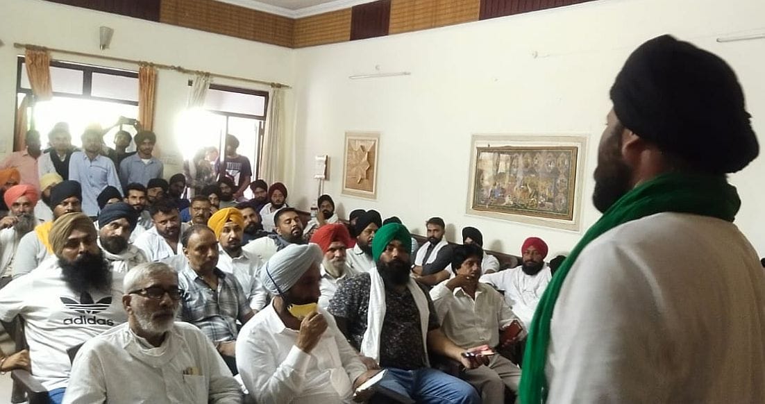 मंडी में बैठक करते किसान। मंडी में बैठक करते किसान।