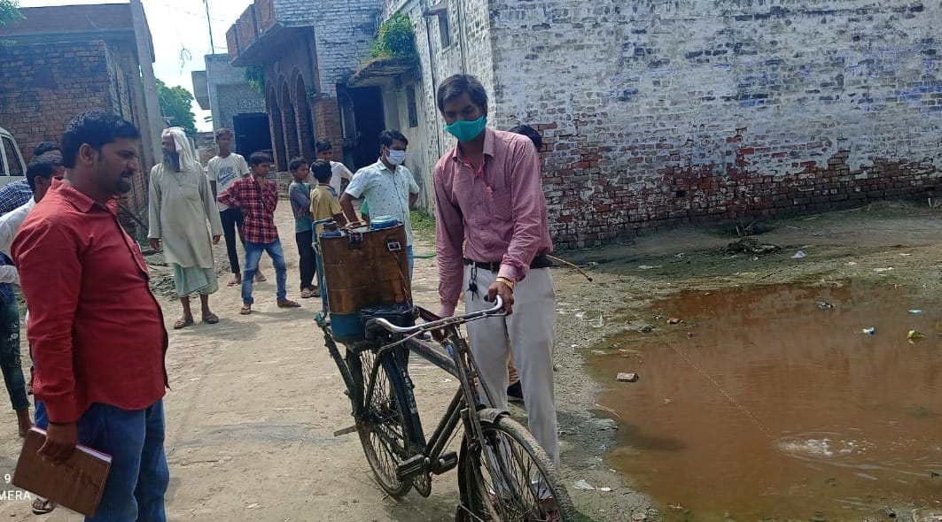 दहगवां के बाजपुर में डीडीटी का छिड़काव करती टीम। संवाद