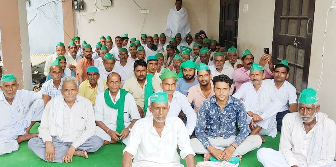 किसान मजदूर संगठन की पदयात्रा के रोनी हरजीपुर में ठहराव के बाद विचार विमर्श करते किसान मौजूद किसान मजदूर संगठन की पदयात्रा के रोनी हरजीपुर में ठहराव के बाद विचार विमर्श करते किसान मौजूद