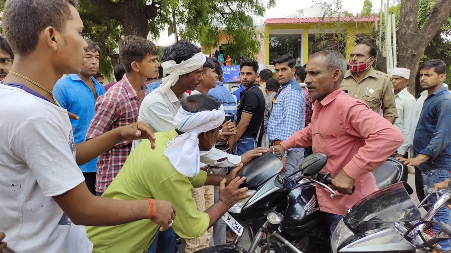 बाइक निकालने से लोगों को रोकते जाम लगाए ग्रामीण। संवाद बाइक निकालने से लोगों को रोकते जाम लगाए ग्रामीण। संवाद