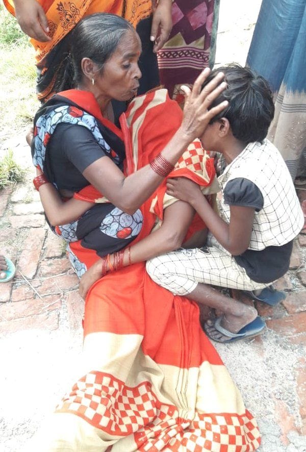 कंधई थाने के सरसी खाम में ट्रक पलटने से मृत लोगों का शव घर पहुंचने पर बिलखते परिजन। संवाद