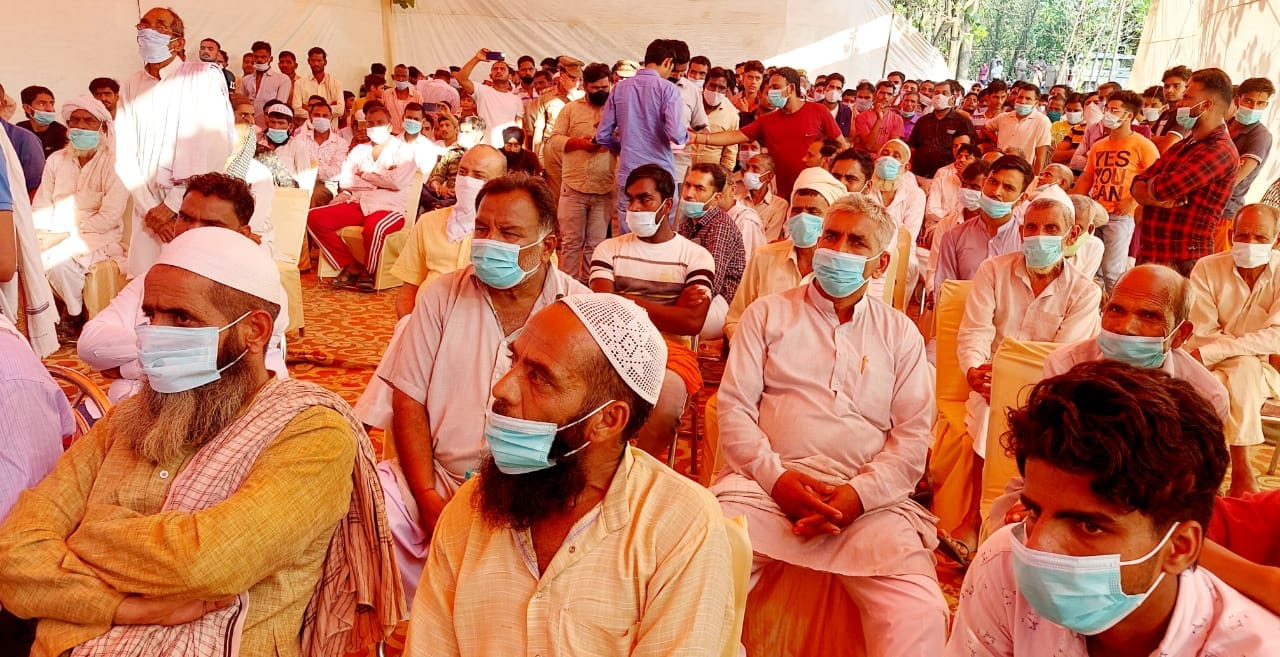 जनसुनवाई के दौरान मौजूद ग्रामीण जनसुनवाई के दौरान मौजूद ग्रामीण
