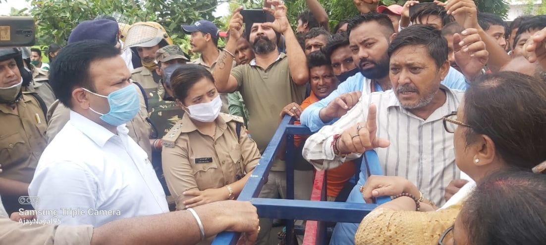 गूलरभोज में मंत्री आवास का घेराव करने जा रहे ग्रामीणों को रोकती पुलिस।
