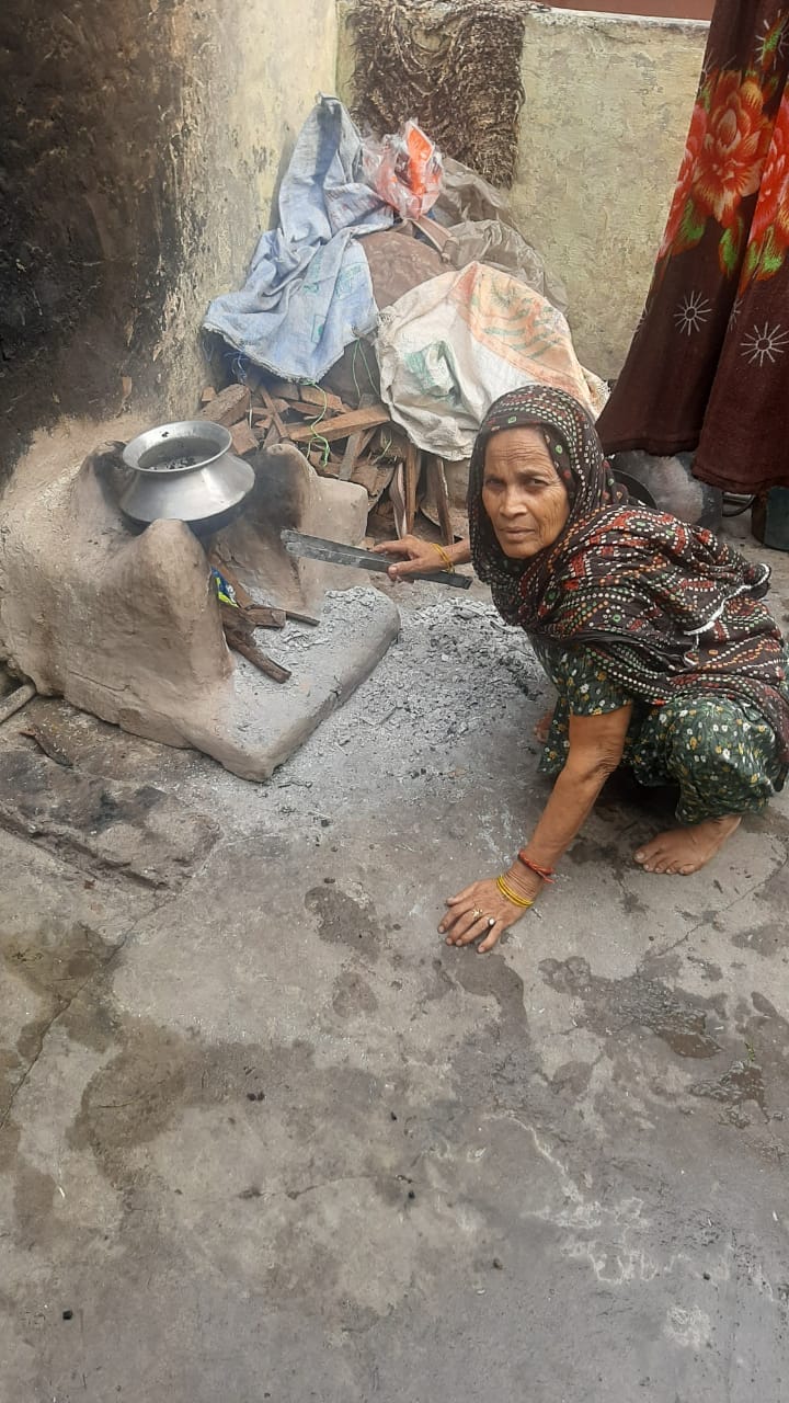 चुल्हे पर खाना बनाती नागल की शिक्षा देवी चुल्हे पर खाना बनाती नागल की शिक्षा देवी