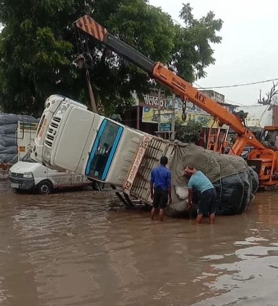 पानीपत। सनौली रोड पर मारबल मार्किट के बाहर सड़क पर पलटे पिकअप को क्रैन से उठाते हुए। पानीपत। सनौली रोड पर मारबल मार्किट के बाहर सड़क पर पलटे पिकअप को क्रैन से उठाते हुए।