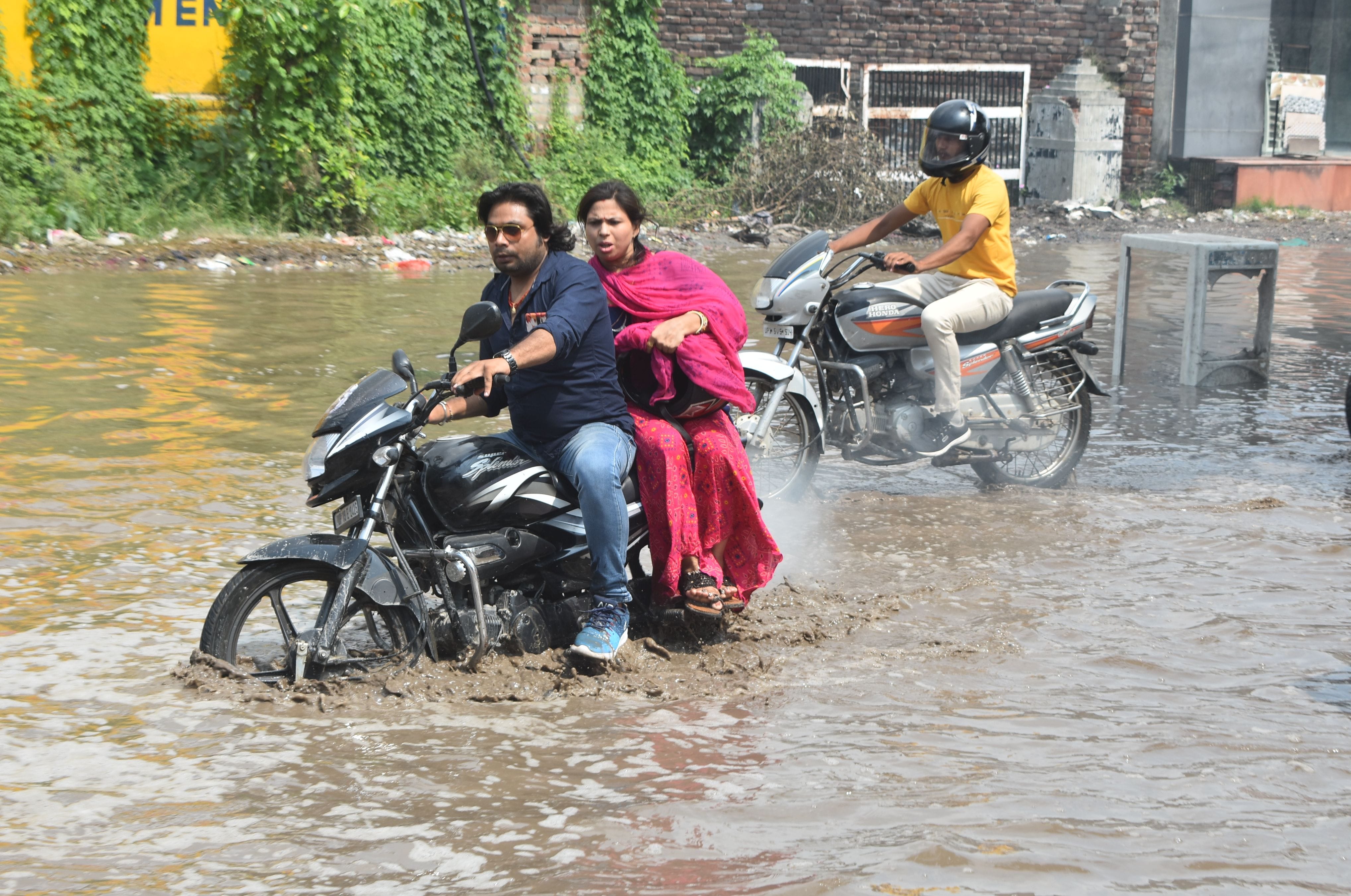 पानीपत। सनौली रोड पर मारबल मार्किट के बाहर सड़क की खस्ताहालत व रोड पर भरे हुए दो-दो फुट से जाता हुआ पानीपत। सनौली रोड पर मारबल मार्किट के बाहर सड़क की खस्ताहालत व रोड पर भरे हुए दो-दो फुट से जाता हुआ