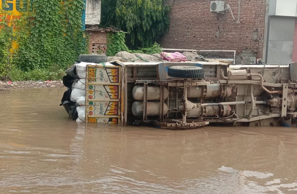 पानीपत। सनौली रोड पर मारबल मार्किट के बाहर सड़क की खस्ताहालत व रोड पर भरे हुए दो-दो फुट में पलटा हु पानीपत। सनौली रोड पर मारबल मार्किट के बाहर सड़क की खस्ताहालत व रोड पर भरे हुए दो-दो फुट में पलटा हु