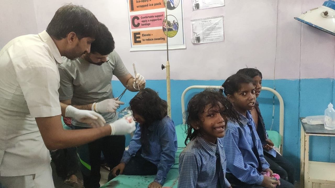 स्कूल में हुए हादसे में घायल हुए विद्याथियों को उपचार देते स्वास्थ्यकर्मी। संवाद