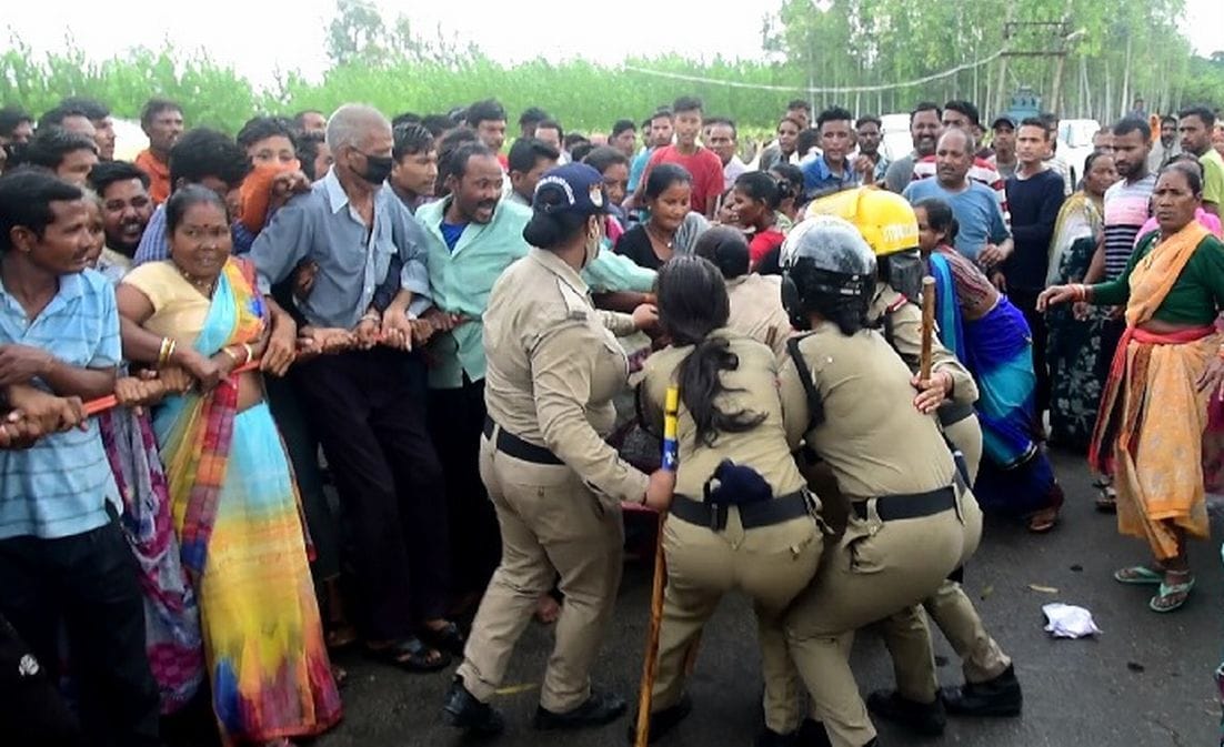 गूलरभोज में महिलाओं को रोकती महिला पुलिस कर्मी।