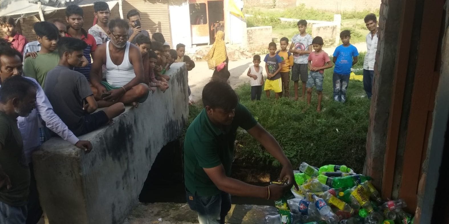 मोहल्ला हाता सफी खां में नाले में कोल्ड ड्रिंक बहाता कर्मचारी। संवाद मोहल्ला हाता सफी खां में नाले में कोल्ड ड्रिंक बहाता कर्मचारी। संवाद