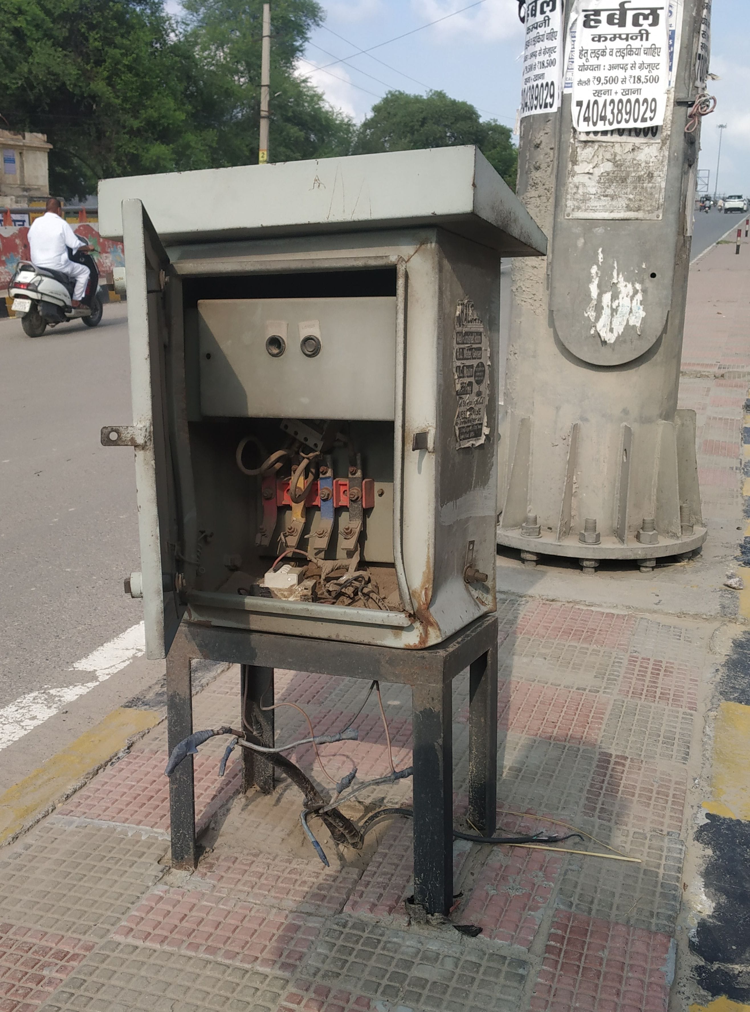 ओवरब्रिज के डिवाइडर पर लगे हाई मास्क लाइट का खुला बड़ा बिजली बाक्स ओवरब्रिज के डिवाइडर पर लगे हाई मास्क लाइट का खुला बड़ा बिजली बाक्स