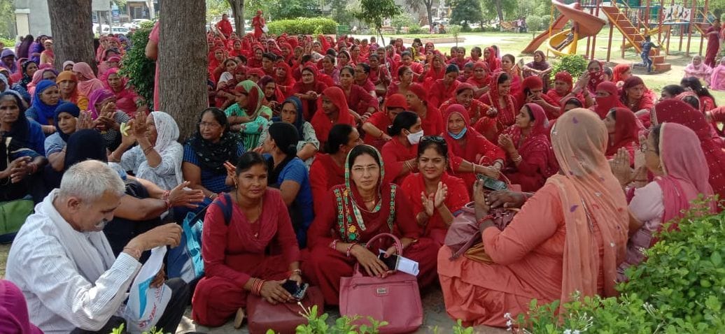 टाउन पार्क में मांगों को लेकर प्रदर्शन करती मिड डे मिल कर्मचारी व अन्य।