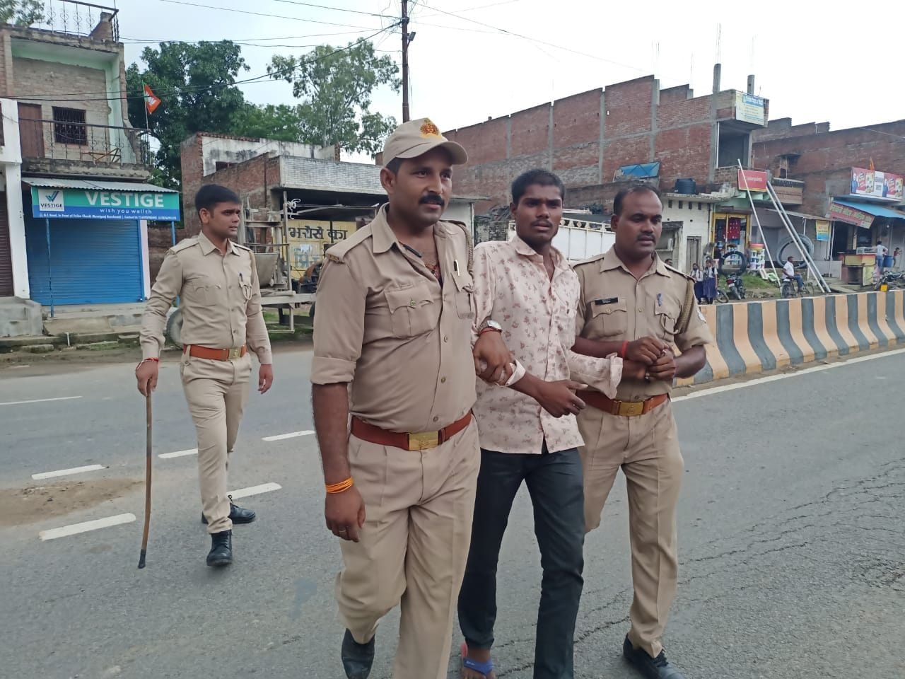 Villagers surrounded Muratganj outpost, police chased away with sticks