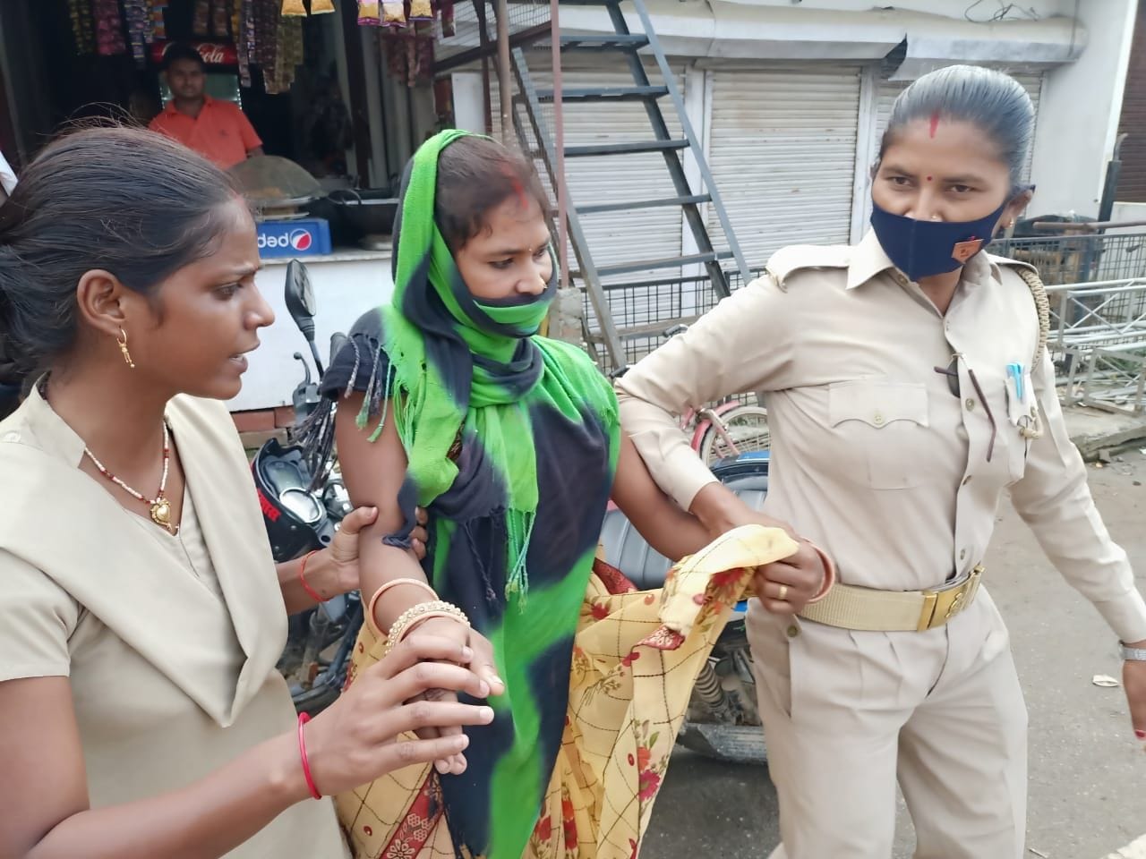 Villagers surrounded Muratganj outpost, police chased away with sticks