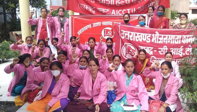 अल्मोड़ा के चौघानपाटा में प्रदर्शन करती आशाएं और भोजन माताएं। संवाद