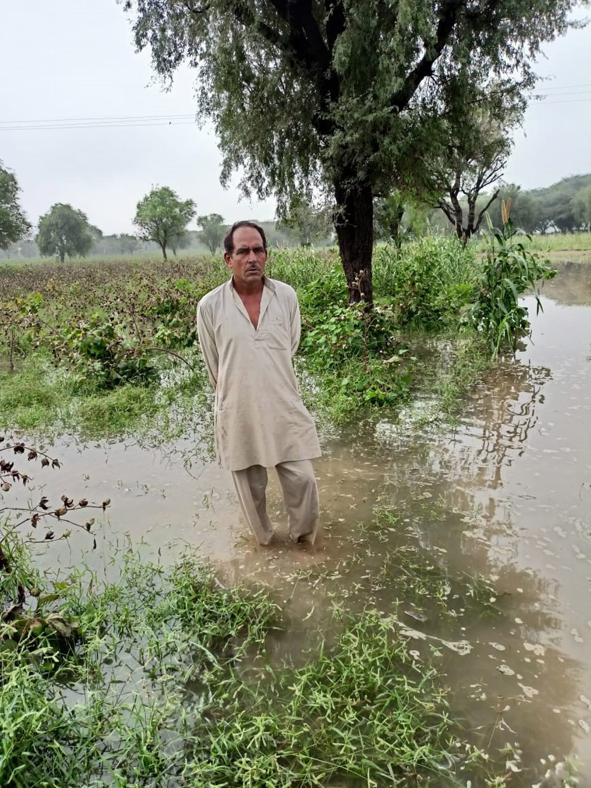 नहर टूटने से खेत में जमा पानी दिखाता किसान। संवाद नहर टूटने से खेत में जमा पानी दिखाता किसान। संवाद