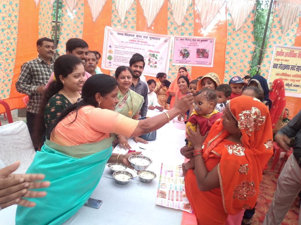 बच्चों को अन्न प्राशन कराती विधायक सावित्री कठेरिया बच्चों को अन्न प्राशन कराती विधायक सावित्री कठेरिया