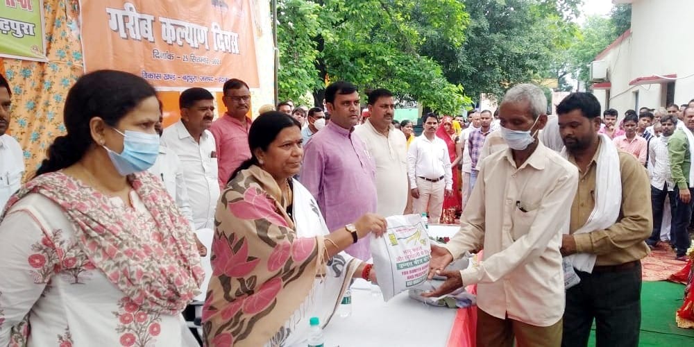 बढ़पुरा में भाजपा विधायक सरिता भदौरिया ने बांटी खाद्य सामग्री बढ़पुरा में भाजपा विधायक सरिता भदौरिया ने बांटी खाद्य सामग्री