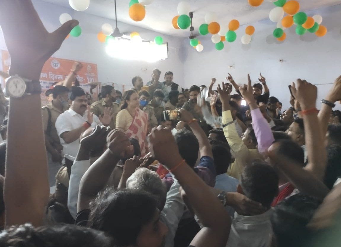 प्रतापगढ़ के सांगीपुर में विवाद के दौरान नारेबाजी कर रहे लोगों को शांत कराते सांसद संगमलाल गुप्?