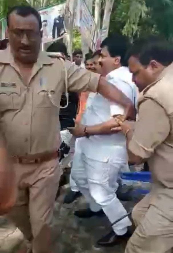 प्रतापगढ़ के सांगीपुर में कार्यक्रम में विवाद के बाद सांसद संगमलाल गुप्ता को भीड़ से बचाकर बाहर ? प्रतापगढ़ के सांगीपुर में कार्यक्रम में विवाद के बाद सांसद संगमलाल गुप्ता को भीड़ से बचाकर बाहर ?