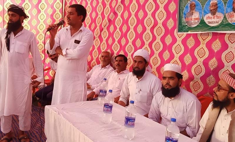 पंचायत को संबोधित करते वक्ता पंचायत को संबोधित करते वक्ता