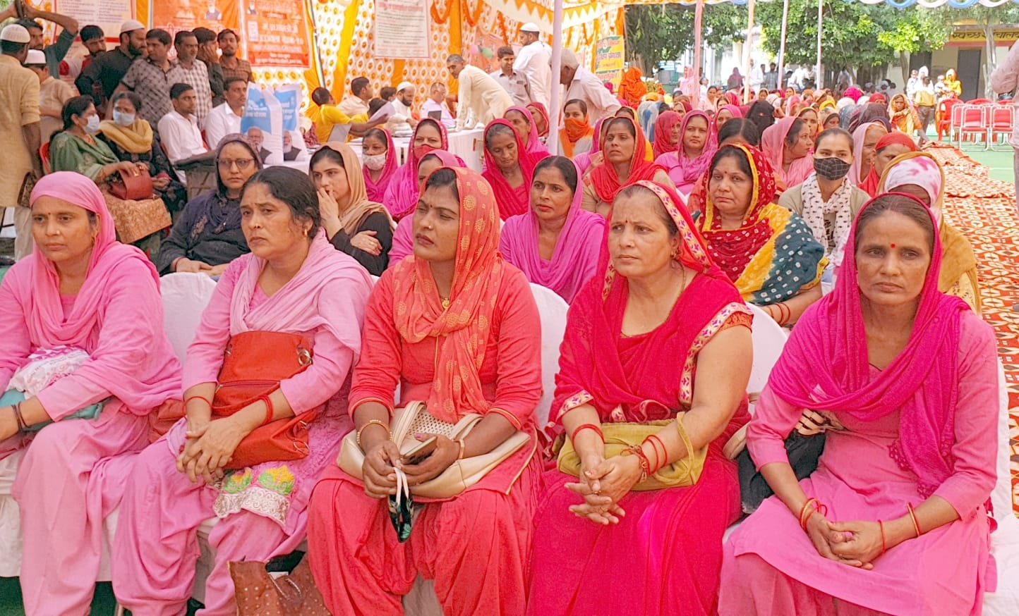 कैराना ब्लाक कार्यालय पर आयोजित किसान व गरीब कल्याण मेले में भाग लेती आंगनवाडी महिलाएं कैराना ब्लाक कार्यालय पर आयोजित किसान व गरीब कल्याण मेले में भाग लेती आंगनवाडी महिलाएं