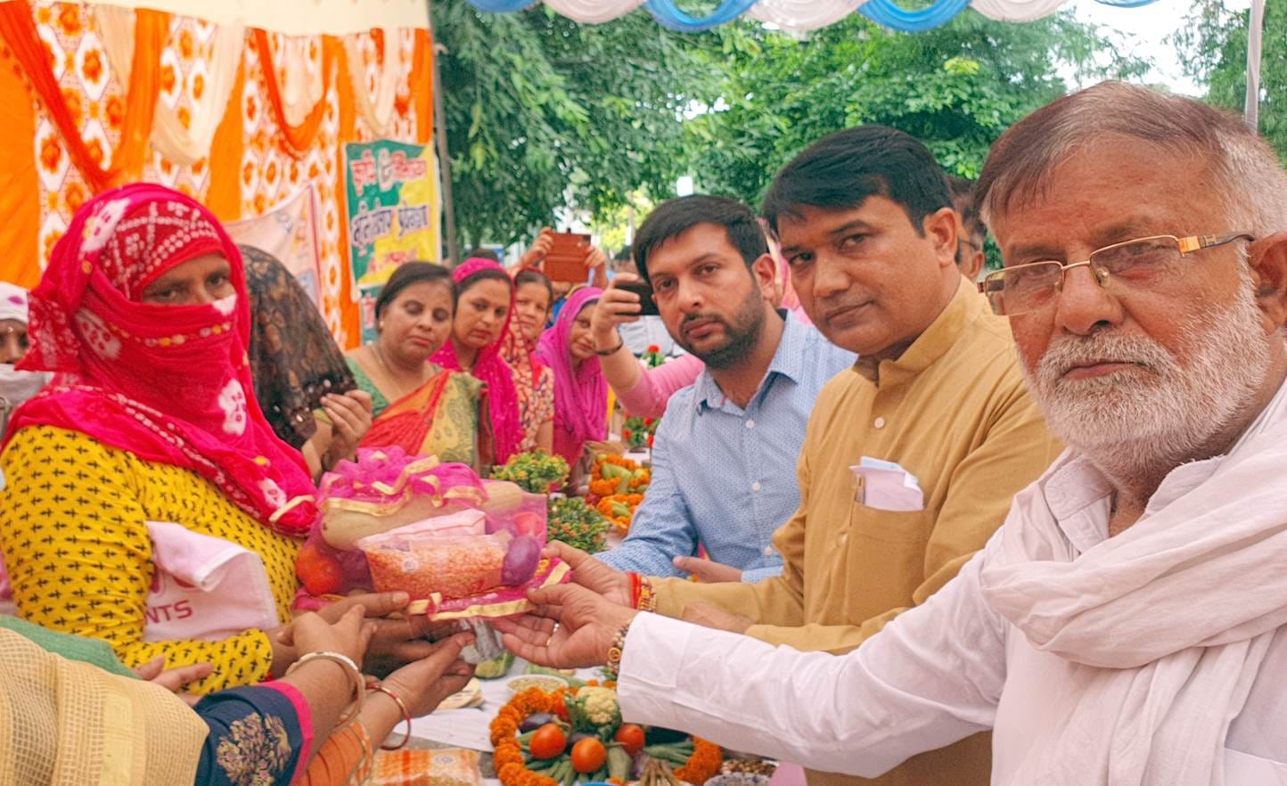 कैराना ब्लाक कार्यालय पर आयोजित किसान व गरीब कल्याण मेले में महिलाओ का फल देते भाजपा जिला अध्यक कैराना ब्लाक कार्यालय पर आयोजित किसान व गरीब कल्याण मेले में महिलाओ का फल देते भाजपा जिला अध्यक