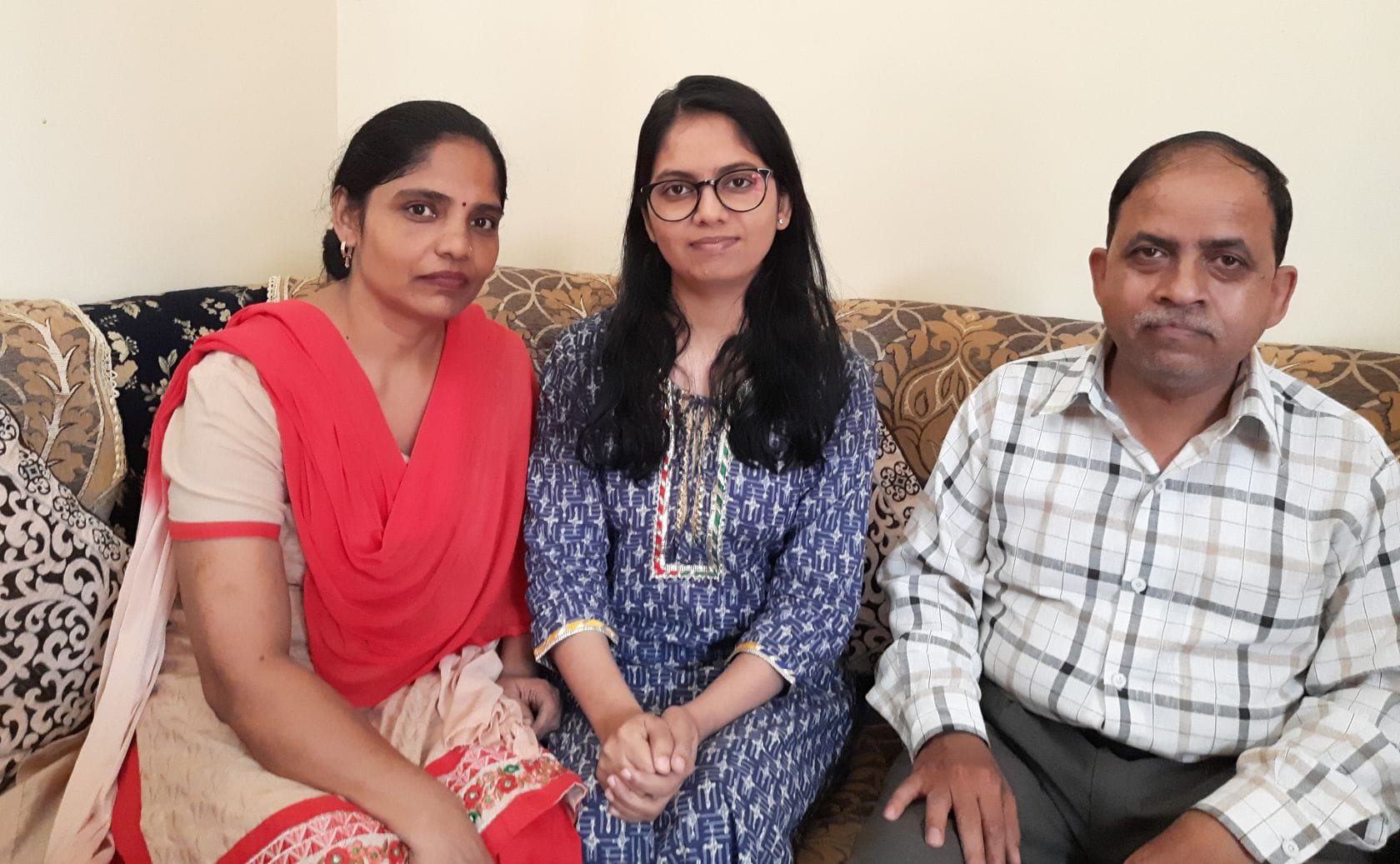 -- यूपीएससी में 671 रैंक पाने वाली स्मृति सिंह अपने माता पिता के साथ
