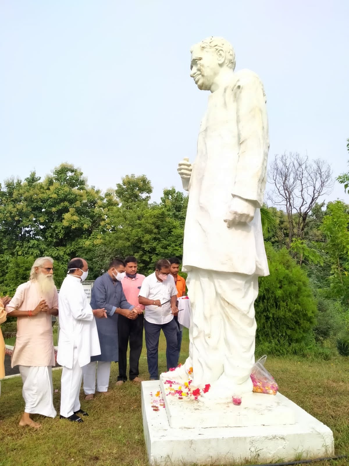 Follow the thoughts of Pandit Deendayal Follow the thoughts of Pandit Deendayal
