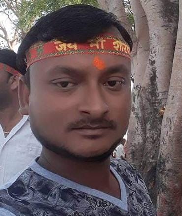 Friends killed the young man by stabbing him with a knife