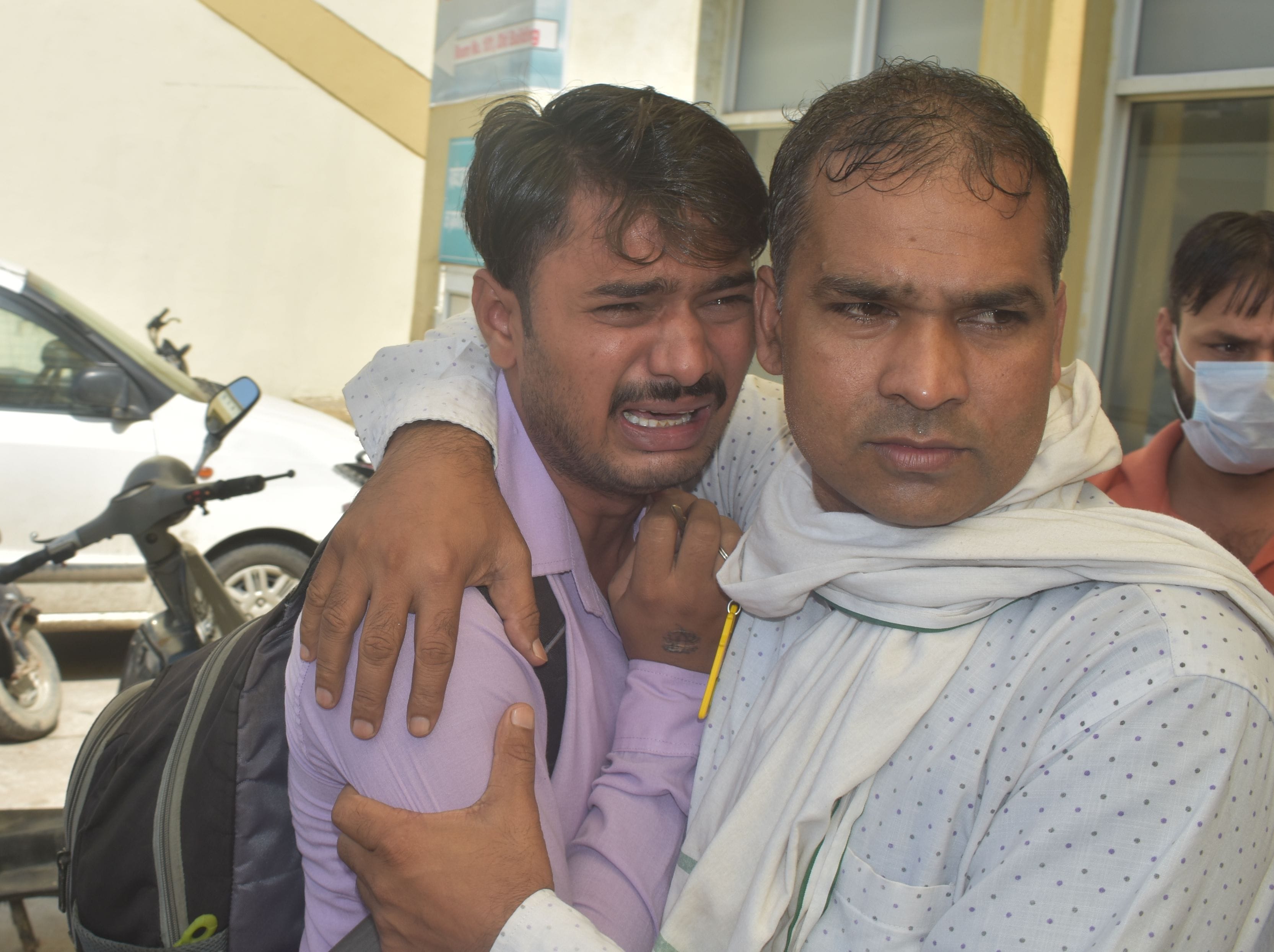 पानीपत। सिविल अस्पताल पानीपत में विलाप करते हुए मृतक जय भगवान के बेटे रिंकू। पानीपत। सिविल अस्पताल पानीपत में विलाप करते हुए मृतक जय भगवान के बेटे रिंकू।