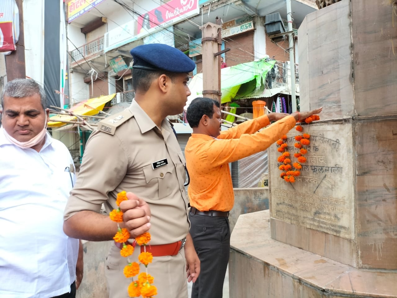 महापुरूषों को माल्यार्पण करते डीएम व एसपी महापुरूषों को माल्यार्पण करते डीएम व एसपी