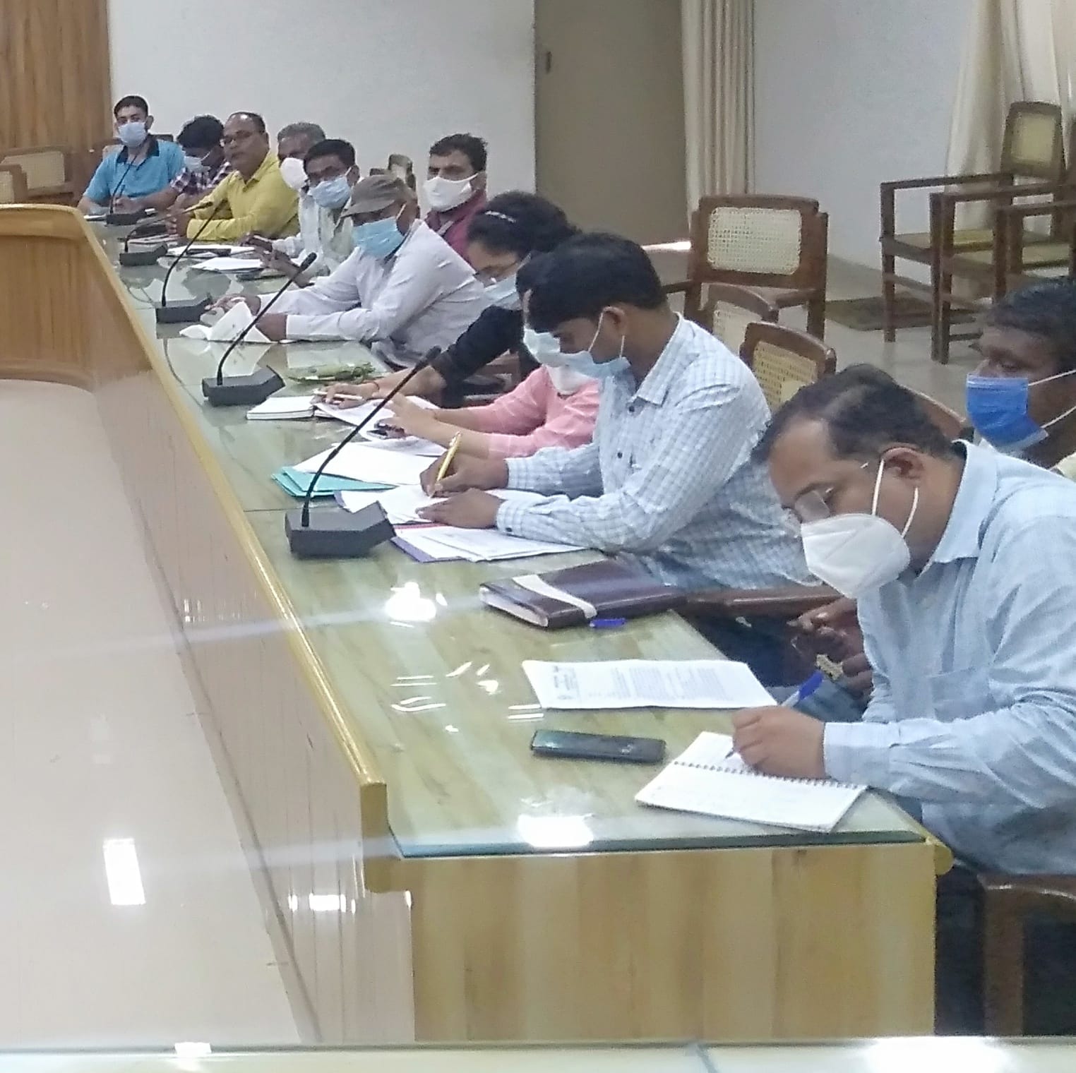 शामली कलेक्ट्रेट सभागर में आयोजित बैठक में भाग लेते अधिकारी