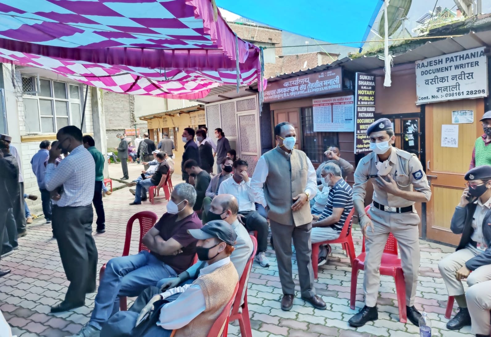 मनाली में होटल एसोसिएशन के चुनाव में भाग लेते हुए। मनाली में होटल एसोसिएशन के चुनाव में भाग लेते हुए।