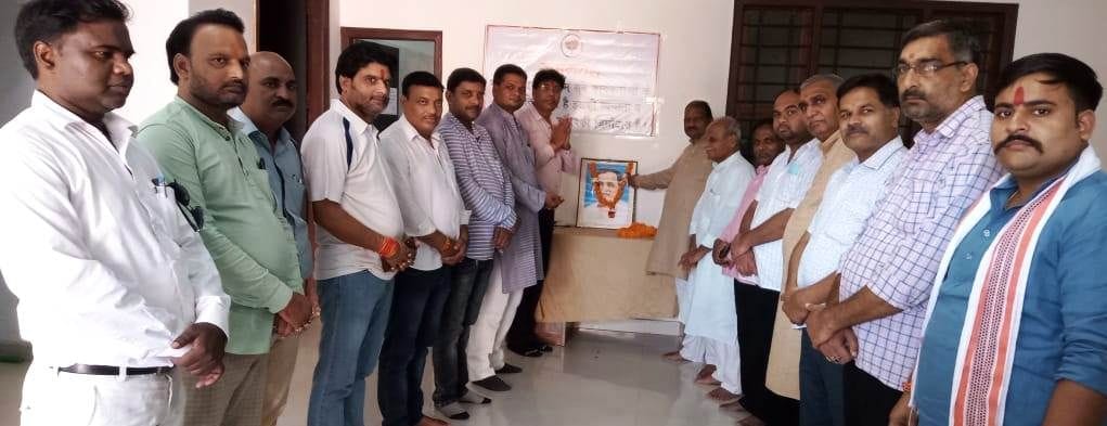 कासगंज के भाजपा कार्यालय पर पंडित दीनदयाल उपाध्याय की जयंती मनाते भाजपाई। कासगंज के भाजपा कार्यालय पर पंडित दीनदयाल उपाध्याय की जयंती मनाते भाजपाई।