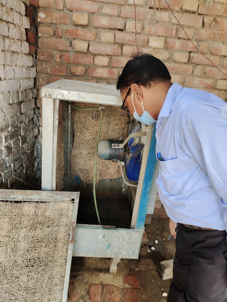 कूलर में लार्वा चेक करते प्रभारी