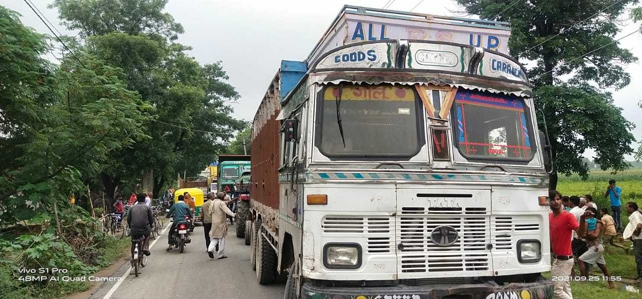 जाम के दौरान सड़क पर लगी वाहनों की लाइन