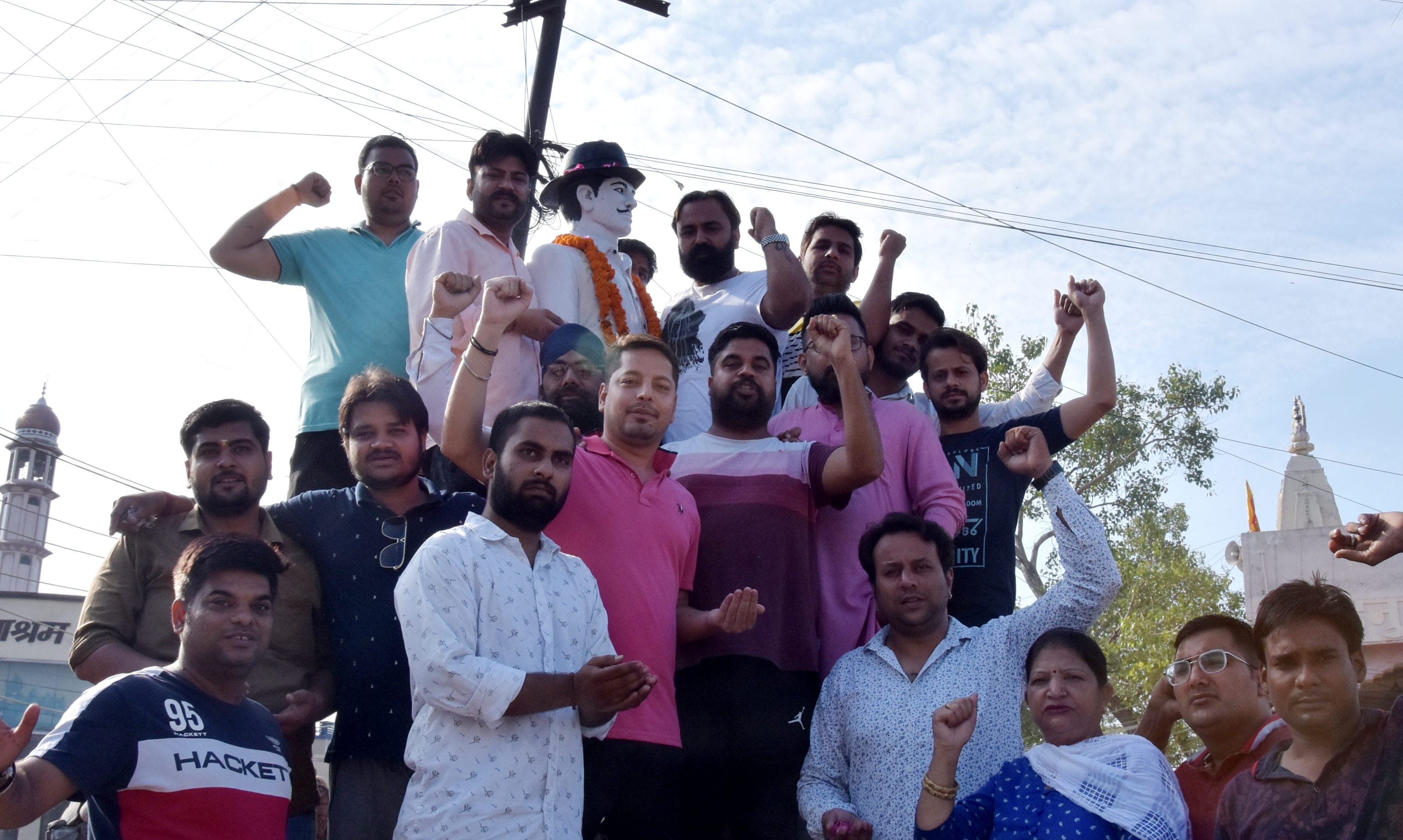 पंडित दीनदयाल उपाध्याय की जंयती पर घंटाघर स्थित शहीदे आजम भगत की प्रतिमा पर माल्यअर्पित करते भा?